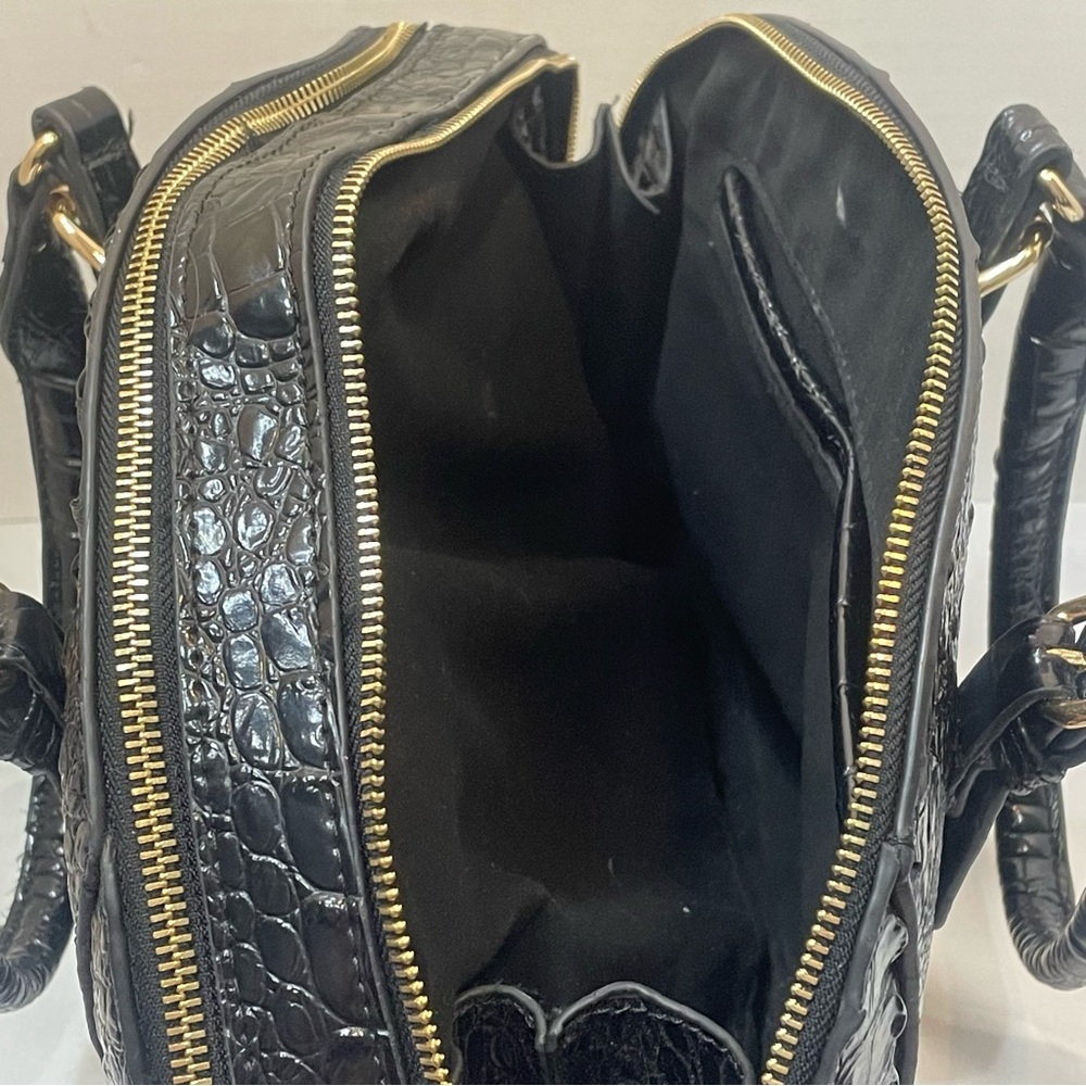 Elegant Black Crocodile-Embossed Women's Handbag. PVC. Dome. Double zip. Used. - Picture 7 of 16